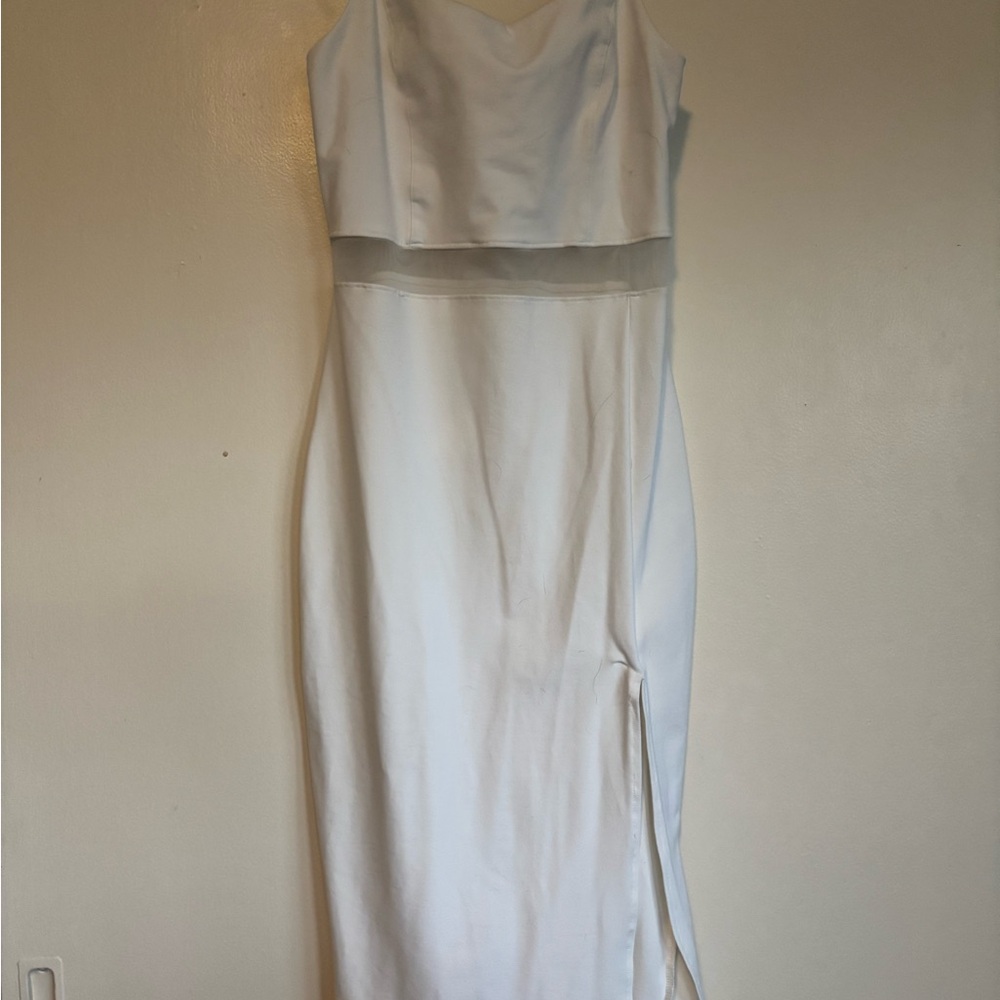 Elegant White Sleeveless Dress